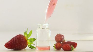 Tablo güzel cam kavanoza yabani çilek özü