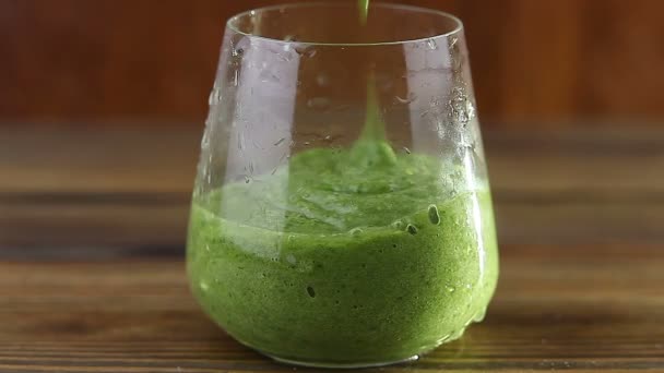 Grüner Kräuter Smoothie Auf Braunem Holztisch — Stockvideo