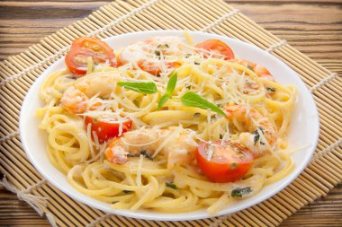 Tabağında karides olan lezzetli bir spagetti.