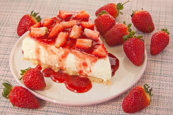Heerlijke Cheesecake Met Aardbeien Een Bord — Stockfoto
