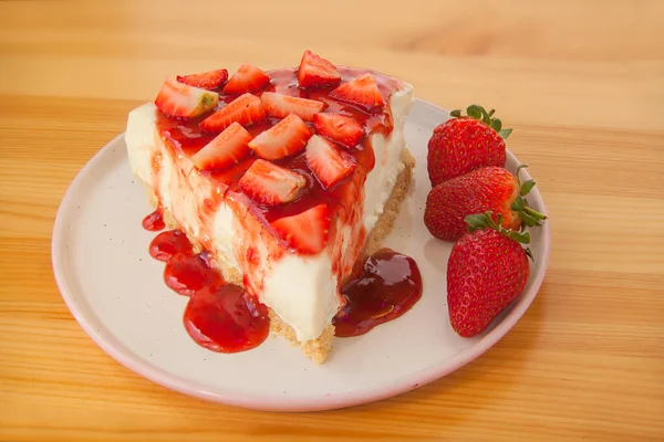 Heerlijke Cheesecake Met Aardbeien Een Bord — Stockfoto