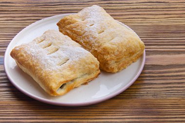 Tabağında tabağı olan lezzetli çıtır çörekler.