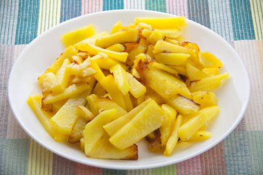 beyaz zemin üzerinde bir tabakta lezzetli kızarmış patates