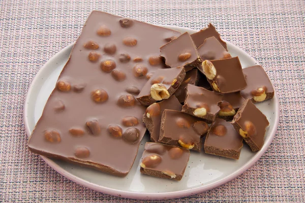 Вкусный Молочный Шоколад Фундуком Деревянном Фоне — стоковое фото