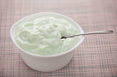 Tahta masadaki tabakta taze ve lezzetli süzme peynir.