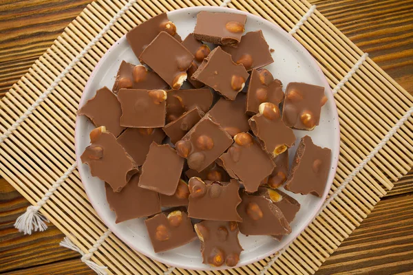 Вкусный Молочный Шоколад Фундуком Деревянном Фоне — стоковое фото