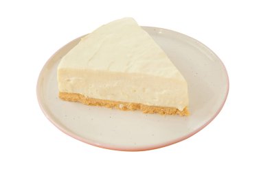 Tahta bir masada beyaz tabakta klasik cheesecake.