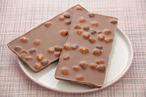 Delicioso Chocolate Con Leche Avellanas Sobre Fondo Madera — Foto de Stock
