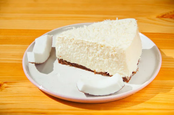 プレートの上にココナッツ入りのおいしいチーズケーキ — ストック写真