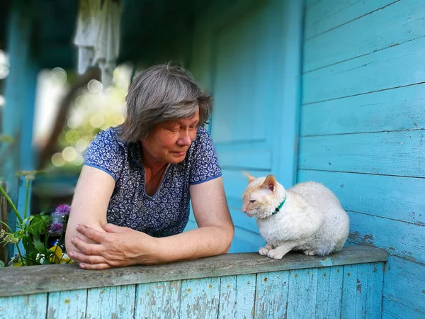 Country Vrouw Met Mooie Kat Een Blauwe Veranda — Stockfoto