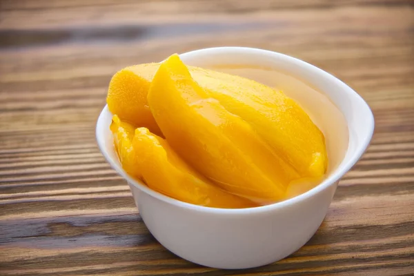Lekkere Rijpe Smakelijke Mango Een Bord Tafel — Stockfoto