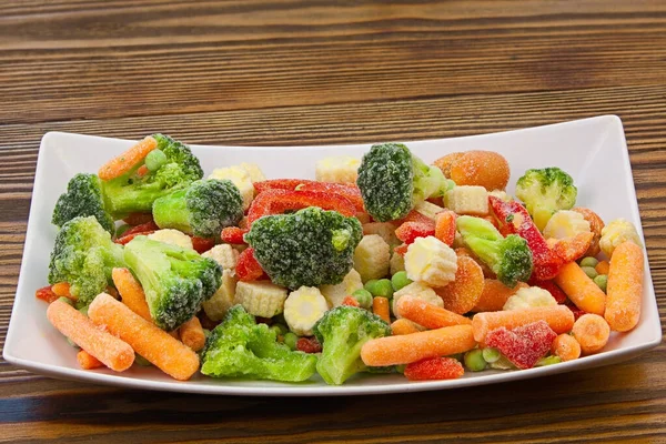 Ingevroren Groenten Gorse Tomaten Maïs Erwten Paprika Wortelen Een Bord — Stockfoto