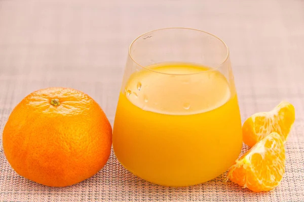 Köstlicher Frisch Gepresster Mandarinensaft Einem Transparenten Glas — Stockfoto