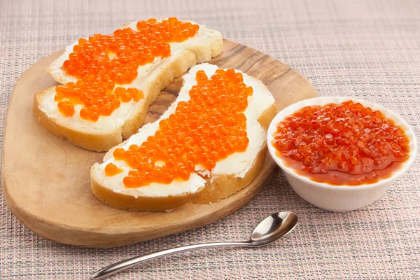 Delicioso Bocadillo Apetitoso Con Caviar Rojo Sobre Fondo Madera —  Fotos de Stock