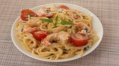 Tabağında karides olan lezzetli spagetti makarnası.