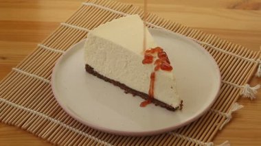 Tabağında çilek olan lezzetli bir cheesecake.
