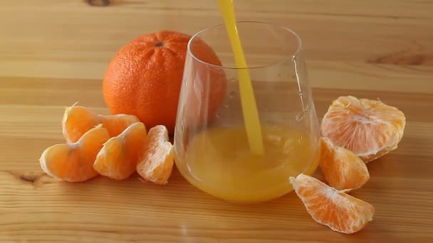 Délicieux Jus Mandarine Frais Pressé Verre Transparent — Video