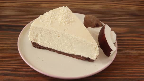 Läcker Cheesecake Med Kokos Tallriken — Stockvideo