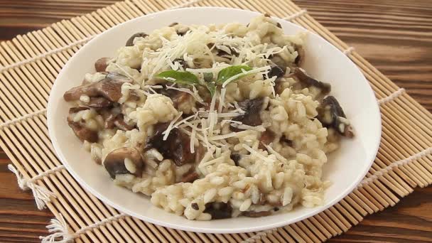 Lekker Smakelijk Risotto Witte Plaat Houten Tafel — Stockvideo