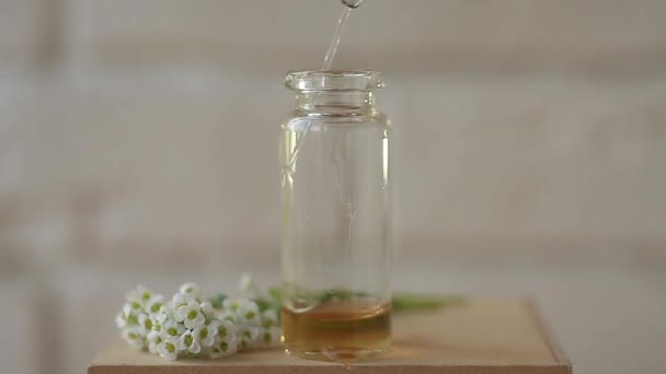Olio Essenziale Alissum Bella Bottiglia Sul Tavolo — Video Stock