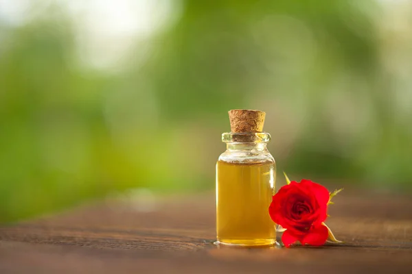 Esencia Las Flores Una Mesa Hermoso Frasco Vidrio — Foto de Stock