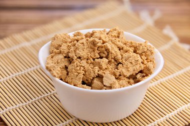 Tahta masadaki tabakta taze ve lezzetli süzme peynir.