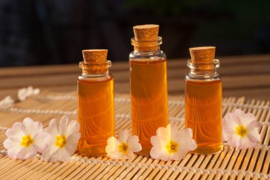 Çuha çiçeği yağı masanın üstünde güzel bir şişede.