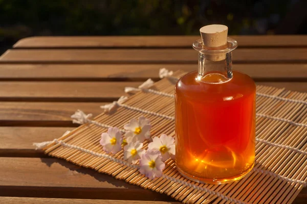 Aceite Esencial Onagra Una Hermosa Botella Sobre Mesa — Foto de Stock