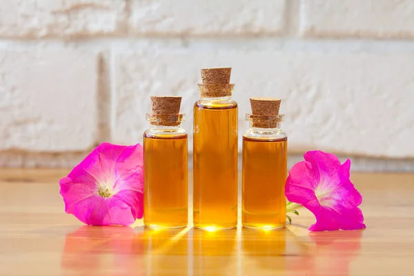 Aceite Esencial Petunia Una Hermosa Botella Sobre Mesa — Foto de Stock