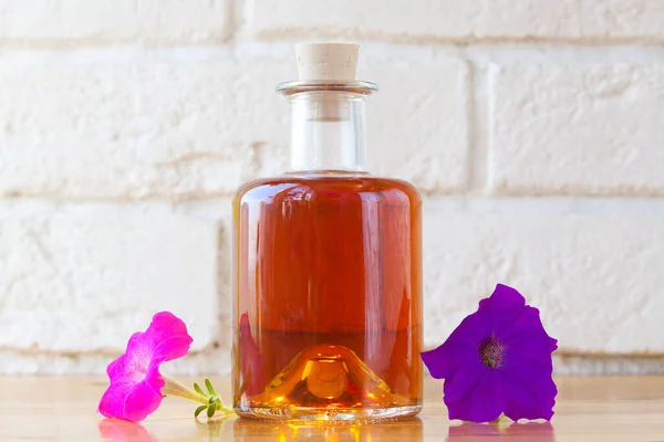 Aceite Esencial Petunia Una Hermosa Botella Sobre Mesa — Foto de Stock