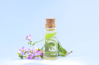Beyaz arka planda, güzel bir şişede duran bir Arap çiçeğinin temel yağı.