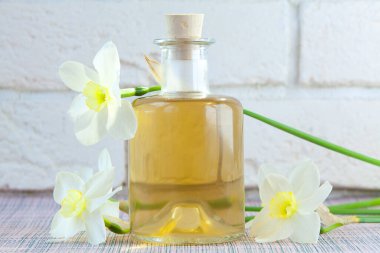 Güzel bir cam kavanozda, masanın üzerindeki çiçeklerin özü.