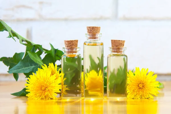 Aceite Esencial Diente León Una Hermosa Botella Sobre Mesa — Foto de Stock