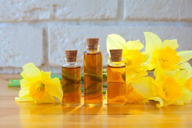 Güzel bir cam kavanozda, masanın üzerindeki çiçeklerin özü.