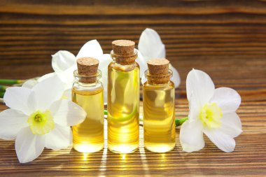 Güzel bir cam kavanozda, masanın üzerindeki çiçeklerin özü.