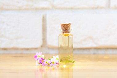 Masanın üzerinde güzel bir şişede duran bir Arap çiçeğinin temel yağı.
