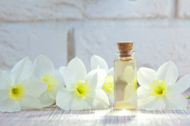 Güzel bir cam kavanozda, masanın üzerindeki çiçeklerin özü.