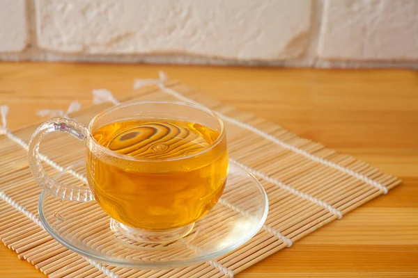 Kristallbecher Mit Grünem Tee Auf Einem Tisch — Stockfoto