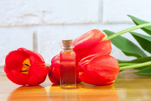 Esencia Las Flores Una Mesa Hermoso Frasco Vidrio — Foto de Stock