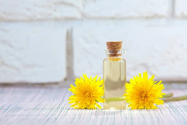 Aceite Esencial Diente León Una Hermosa Botella Sobre Mesa — Foto de Stock