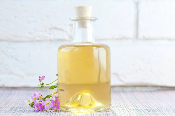 Aceite Esencial Una Flor Árabe Sobre Fondo Blanco Una Hermosa — Foto de Stock