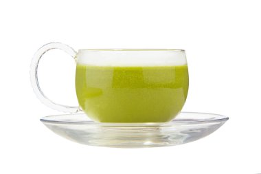 Beyaz arka planda güzel bir bardakta yeşil içki