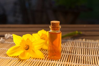 Güzel bir cam kavanozda, masanın üzerindeki çiçeklerin özü.