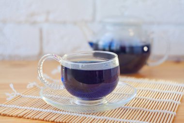 Kristal bardak yeşil çay bir tablo ile