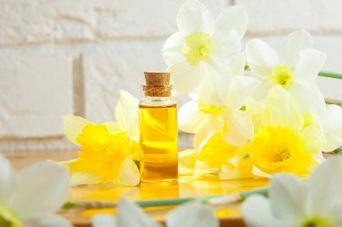 Güzel bir cam kavanozda, masanın üzerindeki çiçeklerin özü.