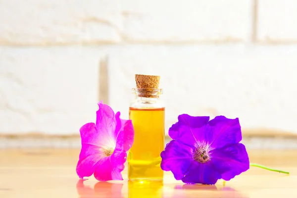 Aceite Esencial Petunia Una Hermosa Botella Sobre Mesa — Foto de Stock