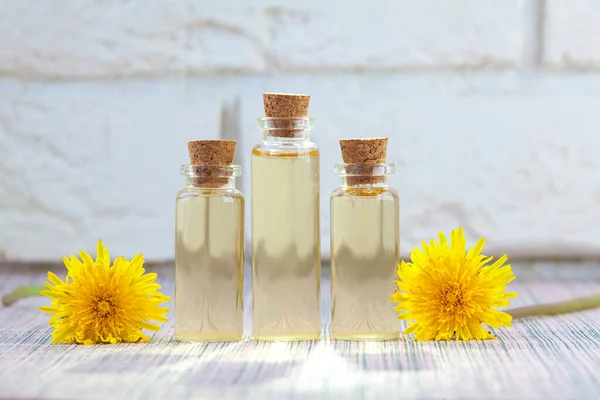 Aceite Esencial Diente León Una Hermosa Botella Sobre Fondo Blanco — Foto de Stock