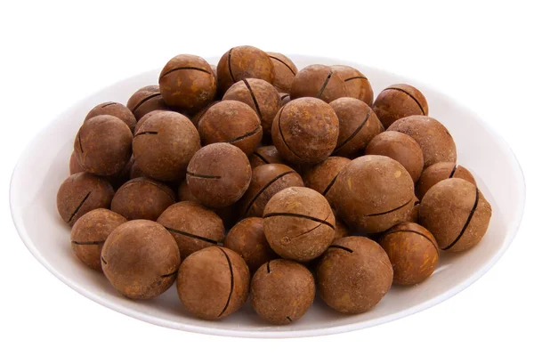 Deliziose Noci Macadamia Piatto Sfondo Bianco — Foto Stock