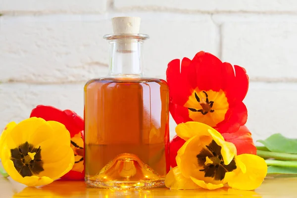 Esencia Las Flores Una Mesa Hermoso Frasco Vidrio — Foto de Stock