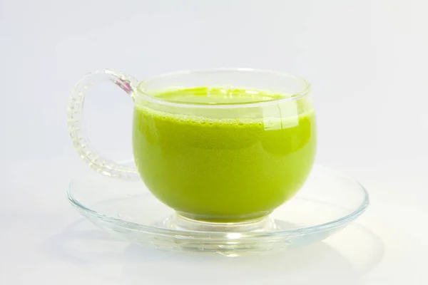 白い背景の美しいガラスの中の緑の飲み物 — ストック写真